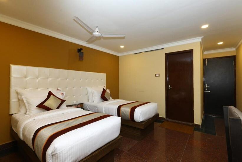 Hotel Titanium Tower Chennai Bagian luar foto