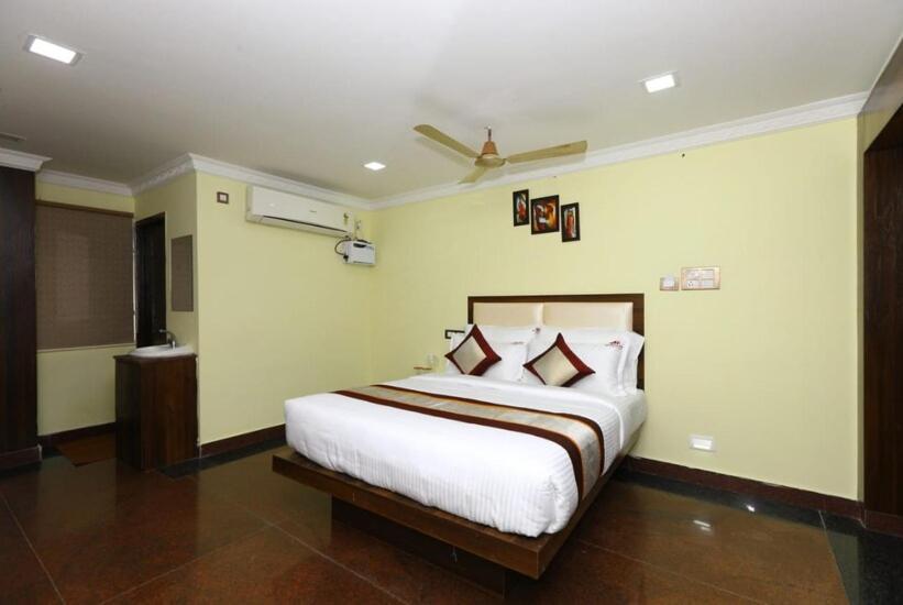 Hotel Titanium Tower Chennai Bagian luar foto